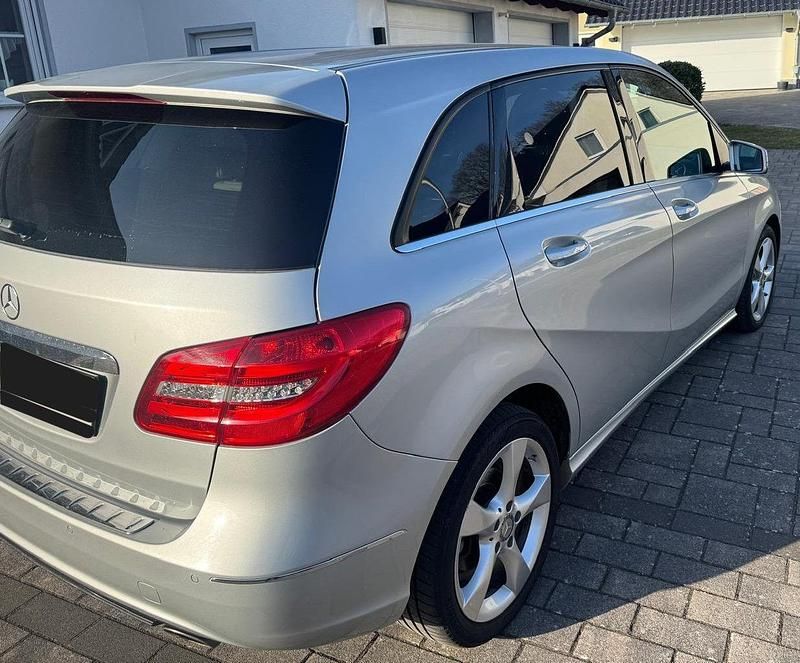 Gebraucht Mercedes B200 156 PS (114 kW) 2014 Silber Van / Kleinbus
