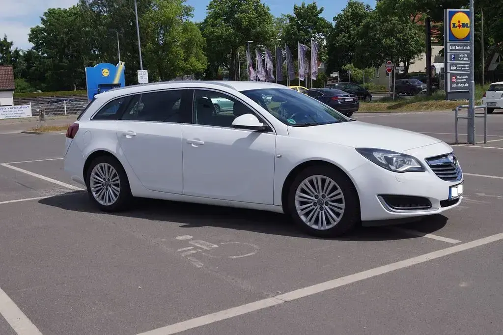Gebraucht Opel Insignia Edition 163 PS (119 kW) 2014 Weiß Kombi