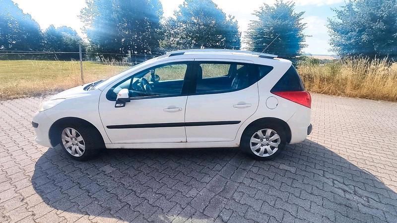 Weiß Gebraucht 2008 Peugeot 207 Filou Limousine | 1.000 € (Superpreis) - Bild 1/4
