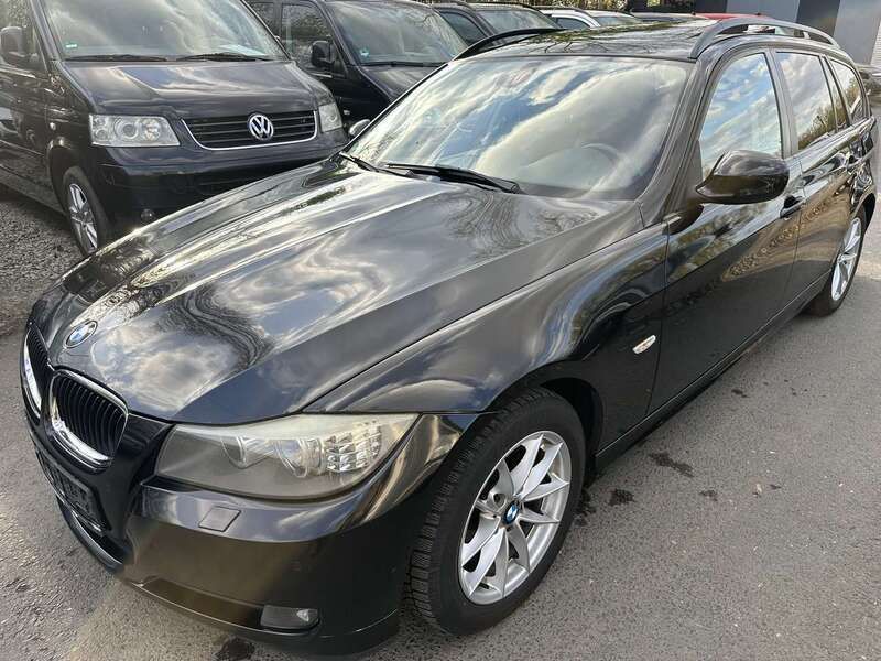 Black sapphire metallic Gebraucht 2010 BMW 318 Kombi | 3.990 € (Guter Preis) - Bild 1/4