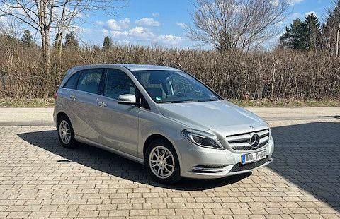 Gebraucht Mercedes B180 122 PS (89 kW) 2013 Silber Van / Kleinbus