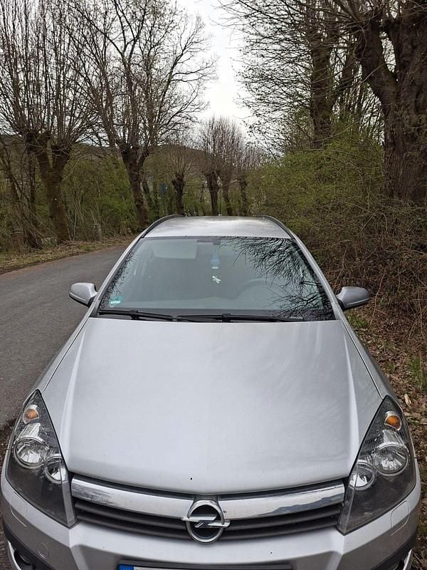 Używany Opel Astra 120 KM (88 kW) 2006 Szary Sedan/Limuzyna