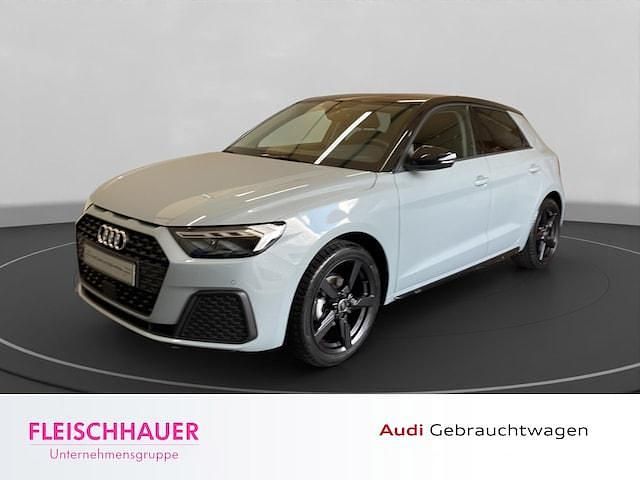 Pfeilgrau perleffekt Neu 2025 Audi A1 Sportback Basis Kleinwagen | 23.880 € (Fairer Preis) - Bild 1/4