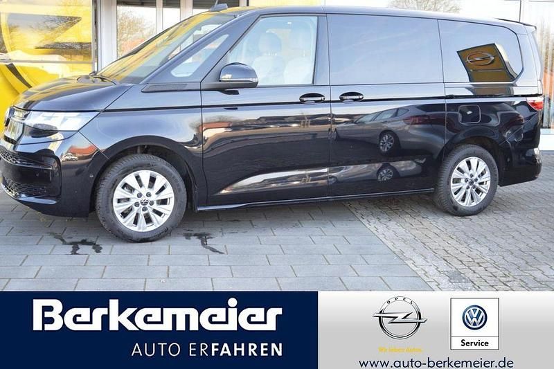 Deep black perleffekt (metallic) Gebraucht 2025 VW Multivan Life Van | 49.990 € (Superpreis) - Bild 1/4