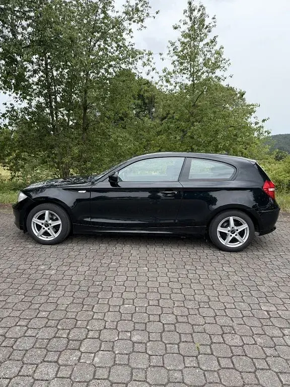 Gebraucht BMW 116 122 PS (89 kW) 2010 Schwarz Kleinwagen