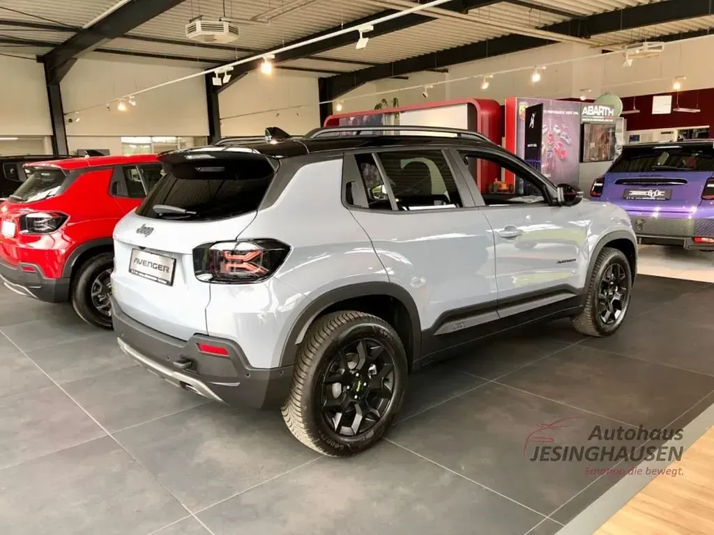 Neu Jeep Avenger Overland 145 PS (106 kW) 2025 Storm grey dach volcan black SUV