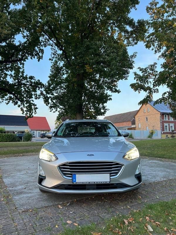 Silber Gebraucht 2019 Ford Focus Cool & Connect Kombi | 9.900 € (Superpreis) - Bild 1/4