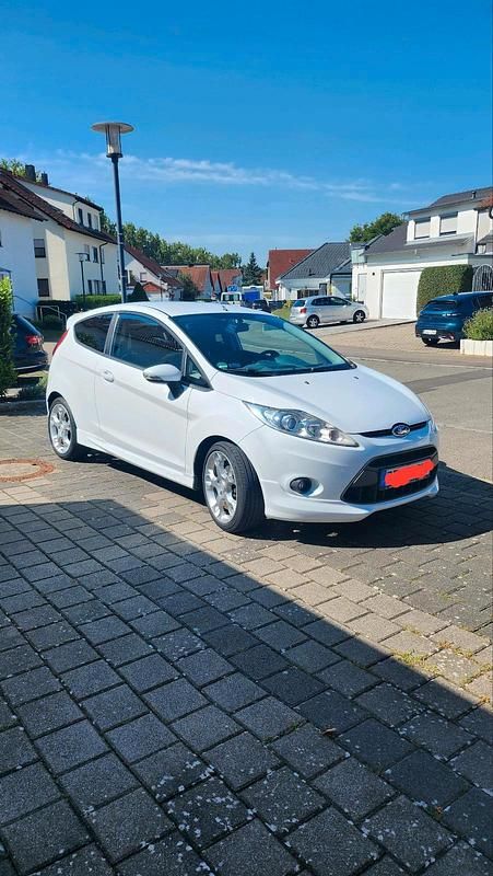Weiß Gebraucht 2010 Ford Fiesta Kleinwagen | 4.399 € (Etwas zu teuer) - Bild 1/4