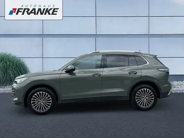 Neu VW Tiguan Elegance 150 PS (110 kW) 2026 Cipressinogrün metallic SUV
