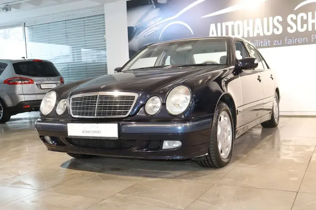 Second-hand Mercedes E220 Elegance 143 CP (105 kW) 2001 Albastru Berlinǎ