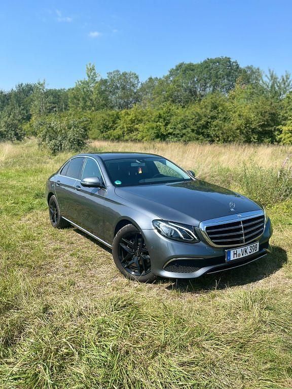 Grau Gebraucht 2016 Mercedes E220 Limousine | 22.999 € (Fairer Preis) - Bild 1/4