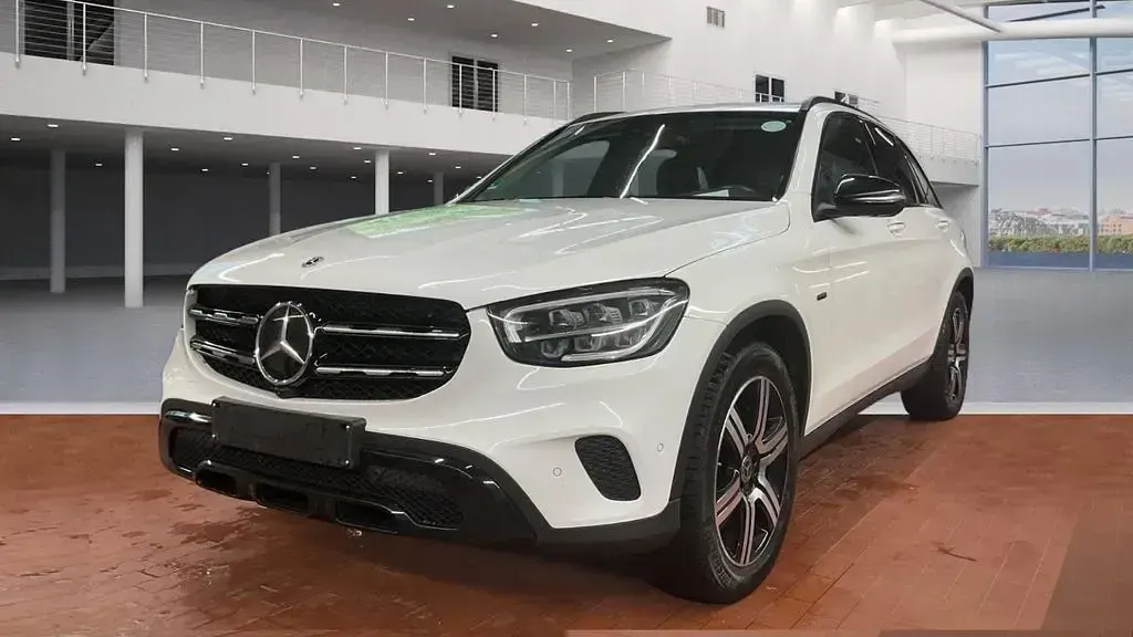 Gebraucht Mercedes GLC300e Night 320 PS (235 kW) 2021 Weiß SUV