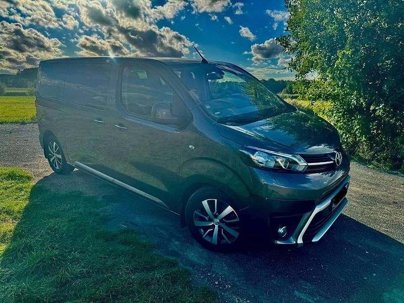 Grau Gebraucht 2017 Toyota Proace Verso Kombi | 22.950 € (Guter Preis) - Bild 1/4