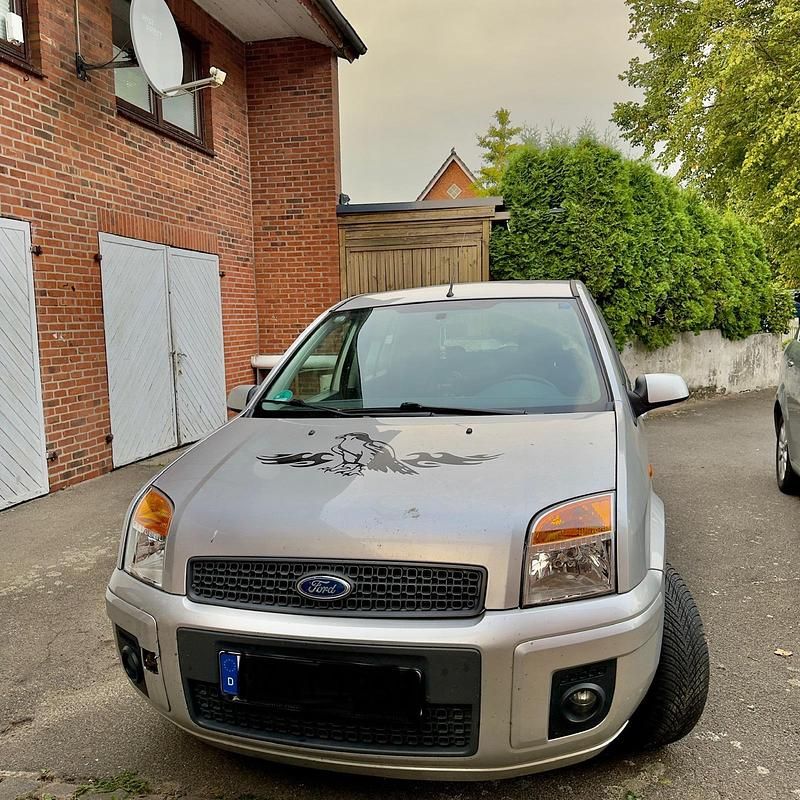 Grau Gebraucht 2010 Ford Fusion Kombi | 2.800 € (Fairer Preis) - Bild 1/4