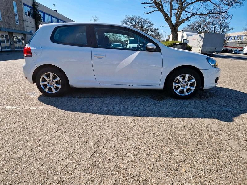 Gebraucht VW Golf VI 80 PS (58 kW) 2010 Weiß Kleinwagen