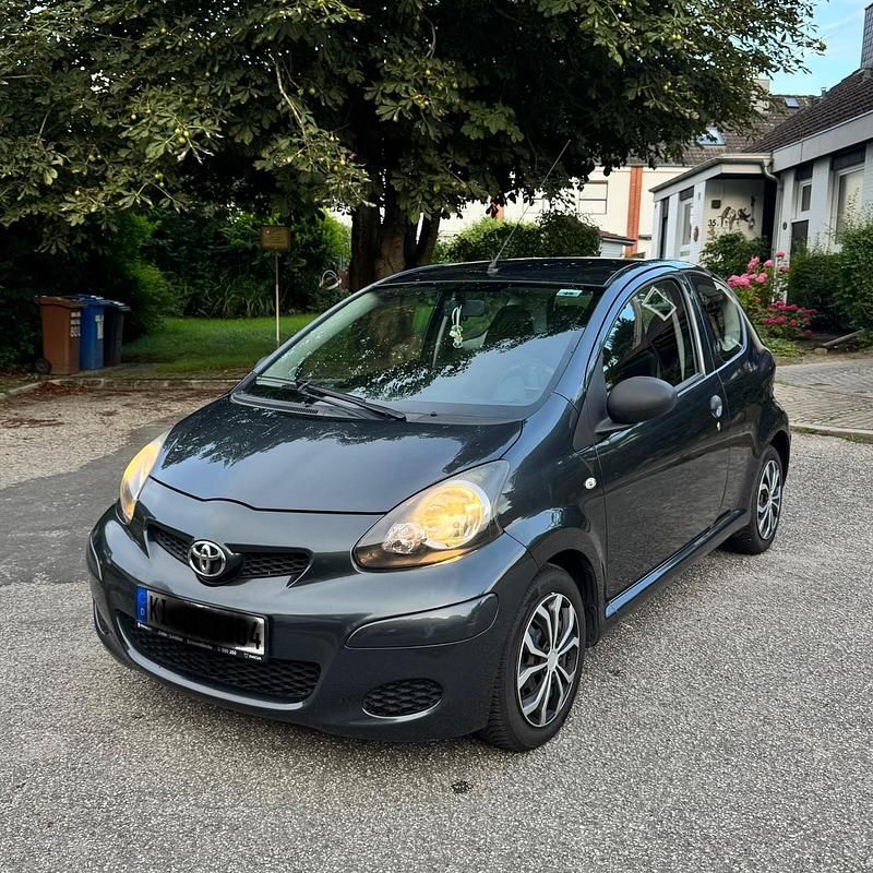 Grau Gebraucht 2010 Toyota Aygo Kleinwagen | 2.300 € (Fairer Preis) - Bild 1/4