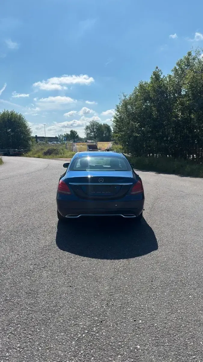 Gebraucht Mercedes C180 156 PS (114 kW) 2016 Blau Limousine