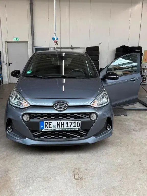Gebraucht Hyundai i10 Passion 67 PS (49 kW) 2018 Grau Kleinwagen