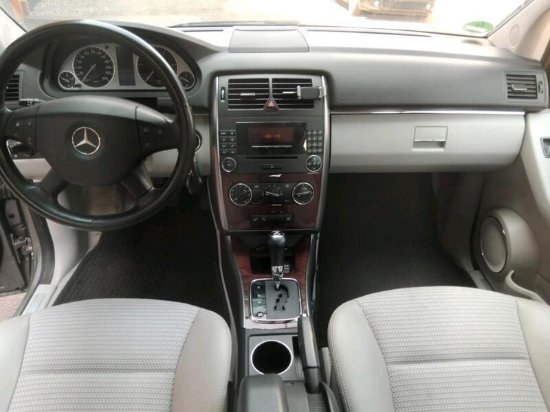 Grau Gebraucht 2005 Mercedes 180 Limousine | 3.800 € - Bild 1/4