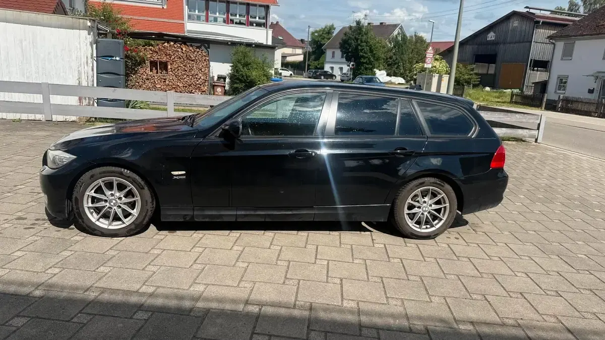 Gebraucht BMW 320 184 PS (135 kW) 2011 Schwarz Kombi