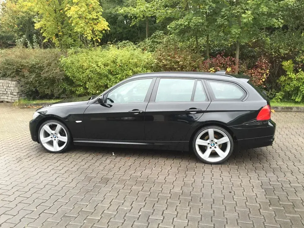 Gebraucht BMW 318 143 PS (105 kW) 2011 Schwarz Kombi