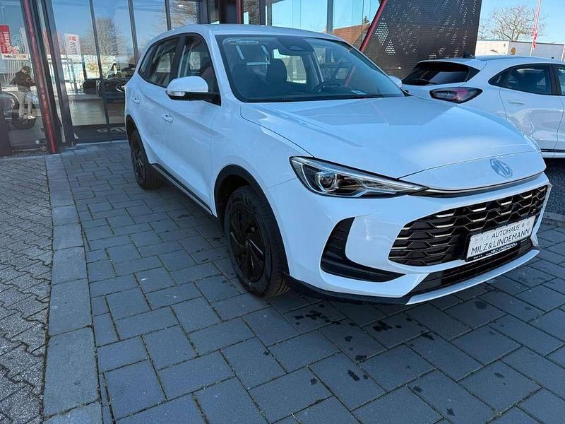 Weiß Gebraucht 2025 MG ZS Limousine | 21.440 € (Teuer) - Bild 1/4