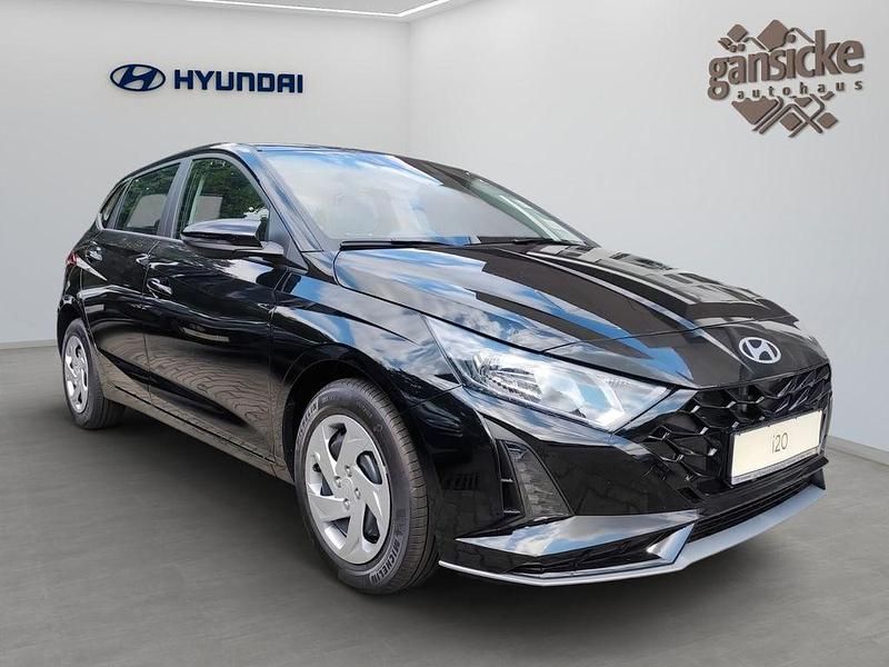 Neu Hyundai i20 Select 101 PS (74 kW) 2025 Schwarz Limousine