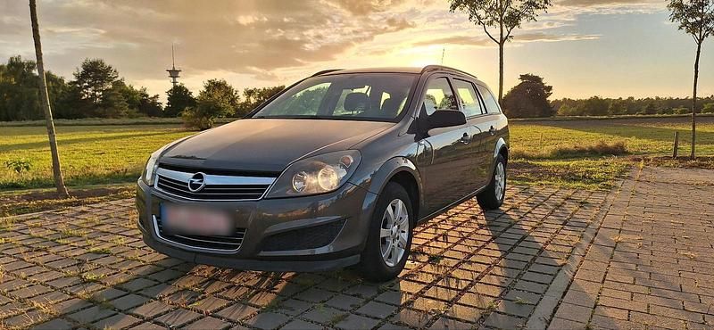 Grau Gebraucht 2009 Opel Astra Edition Kombi | 2.499 € (Fairer Preis) - Bild 1/4