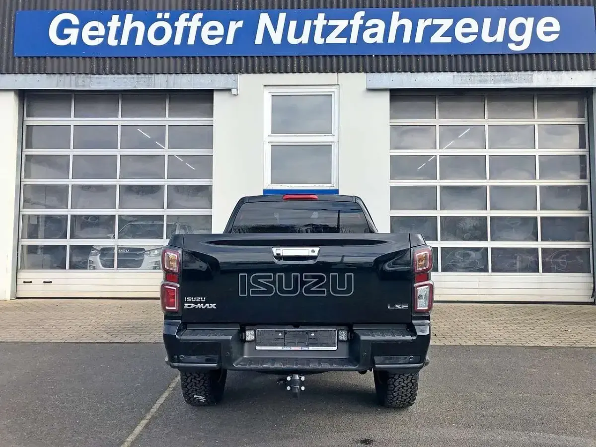 Używany Isuzu D-Max 163 KM (119 kW) 2024 Czarny Pickup
