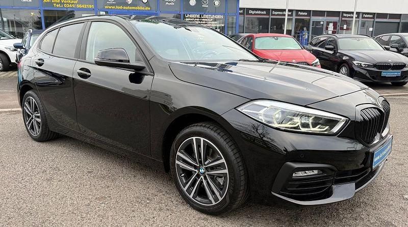Schwarz Gebraucht 2022 BMW 118 Advantage Kleinwagen | 21.980 € (Fairer Preis) - Bild 1/4