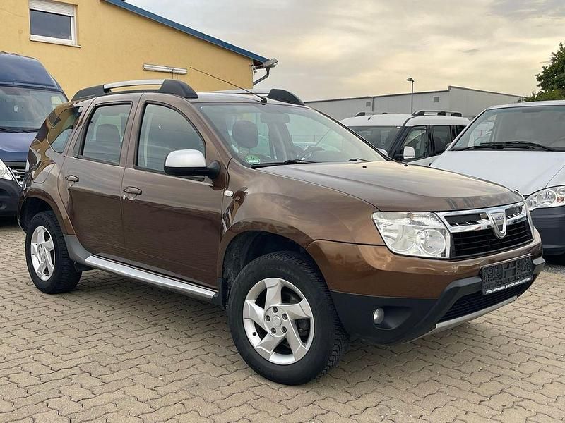 Braun Gebraucht 2011 Dacia Duster Lauréate SUV | 5.899 € (Fairer Preis) - Bild 1/4