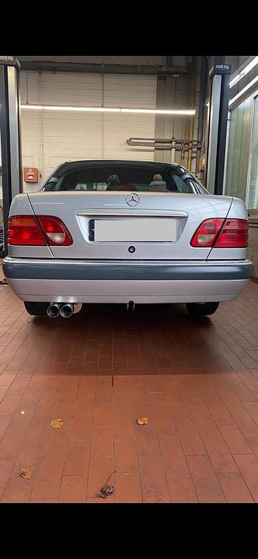Gebraucht Mercedes E240 170 PS (125 kW) 1998 Silber Limousine