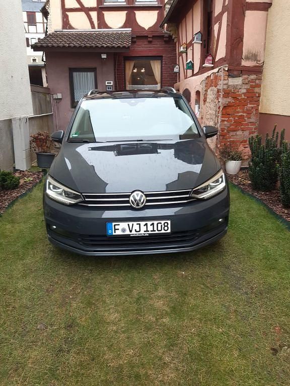 Grau Gebraucht 2020 VW Touran Highline Van / Kleinbus | 19.499 € (Guter Preis) - Bild 1/4