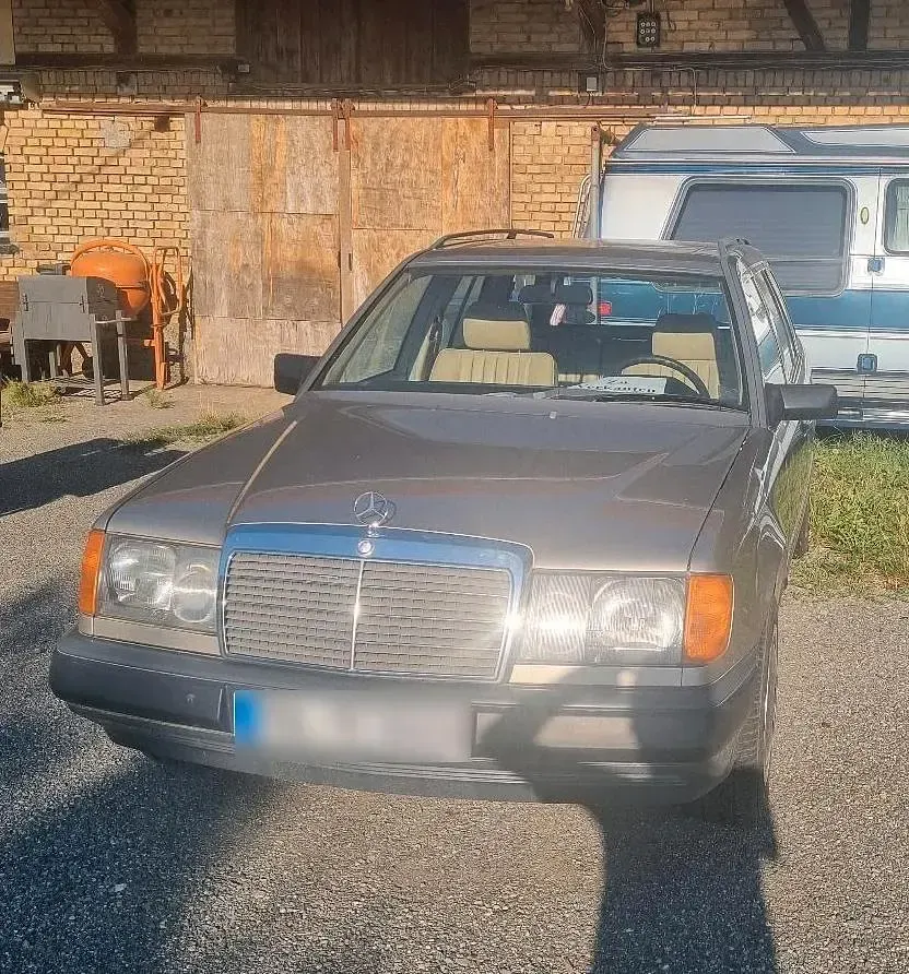 Gebraucht Mercedes E300 180 PS (132 kW) 1987 Gold Kombi