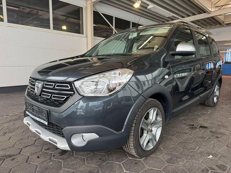 Grau Gebraucht 2021 Dacia Lodgy Stepway Van / Kleinbus | 11.999 € (Fairer Preis) - Bild 1/4