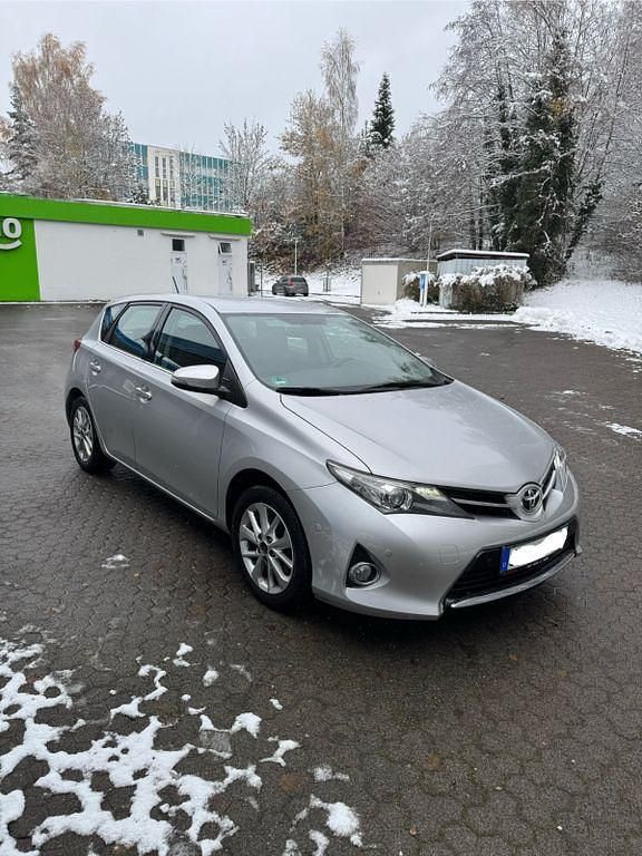 Silber Gebraucht 2014 Toyota Auris Limousine | 11.180 € (Fairer Preis) - Bild 1/4