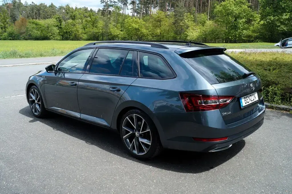 Gebraucht Skoda Superb SportLine 179 PS (131 kW) 2017 Grau Kombi
