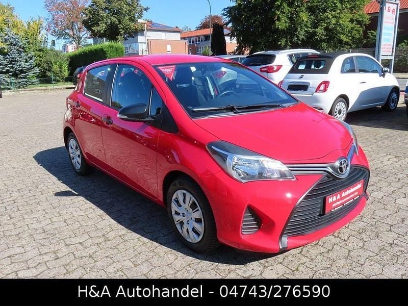 Gebraucht Toyota Yaris Basis 69 PS (50 kW) 2016 Rot Limousine