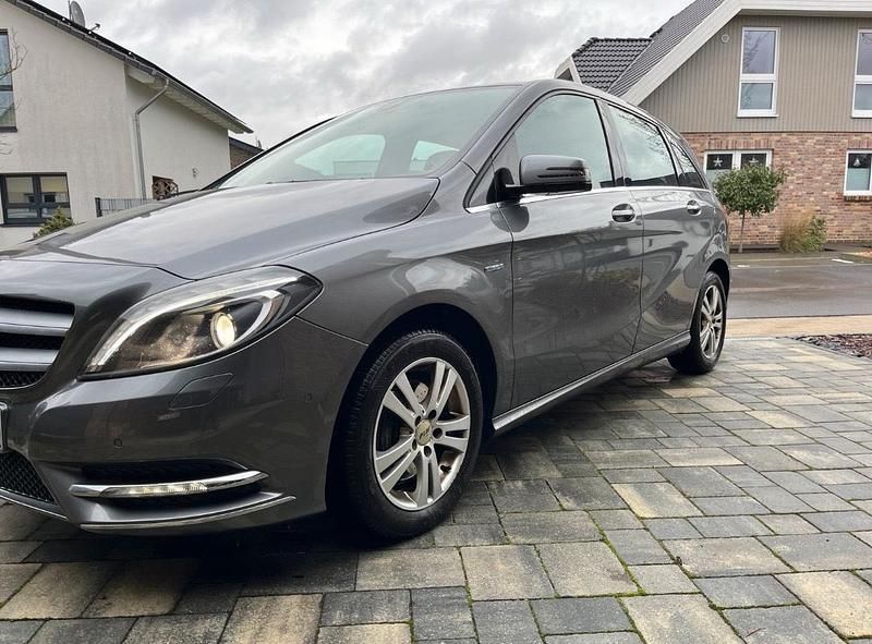 Grau Gebraucht 2012 Mercedes B180 Van / Kleinbus | 9.699 € (Teuer) - Bild 1/4