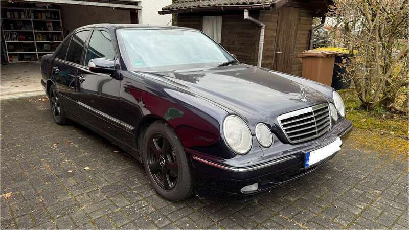 Blau Gebraucht 2002 Mercedes E240 Avantgarde Limousine | 5.199 € (Guter Preis) - Bild 1/4