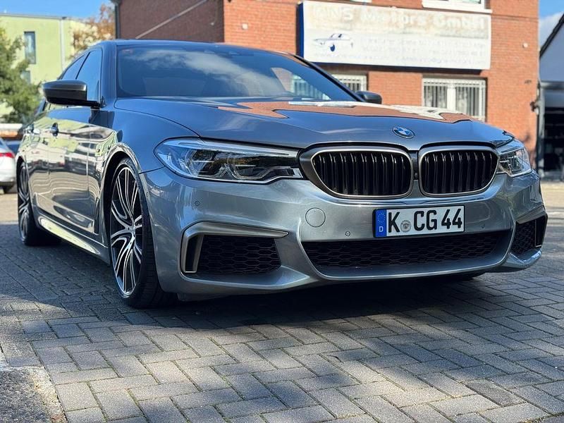 Grau Gebraucht 2017 BMW M550 Performance Limousine | 44.999 € (Etwas zu teuer) - Bild 1/4
