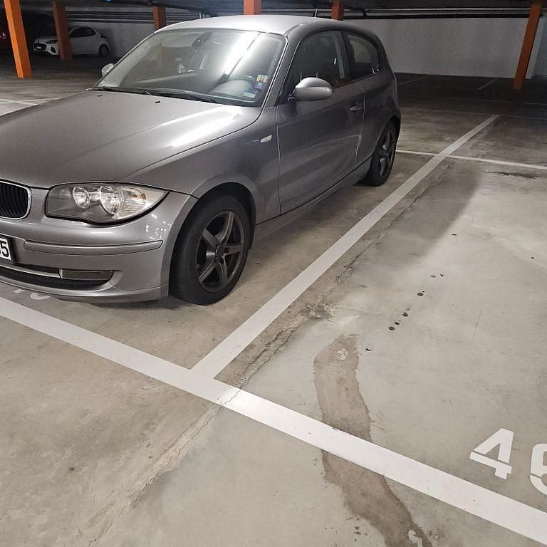 Grau Gebraucht 2009 BMW 118 Kleinwagen | 1.499 € (Superpreis) - Bild 1/4