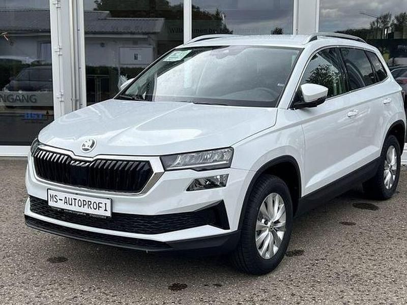 Moonweiss metallic Gebraucht 2024 Skoda Karoq Ambition SUV | 29.490 € (Superpreis) - Bild 1/4
