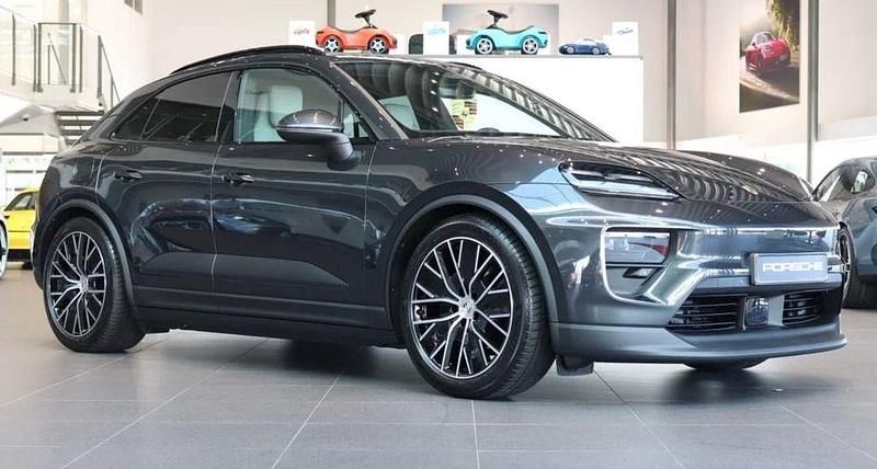 Grau Neu 2025 Porsche Macan 4 Electric SUV | 88.900 € - Bild 1/4