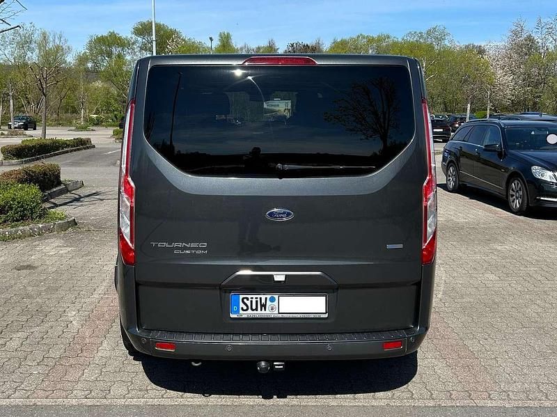 Gebraucht Ford Tourneo Titanium 131 PS (96 kW) 2018 Grau Van / Kleinbus