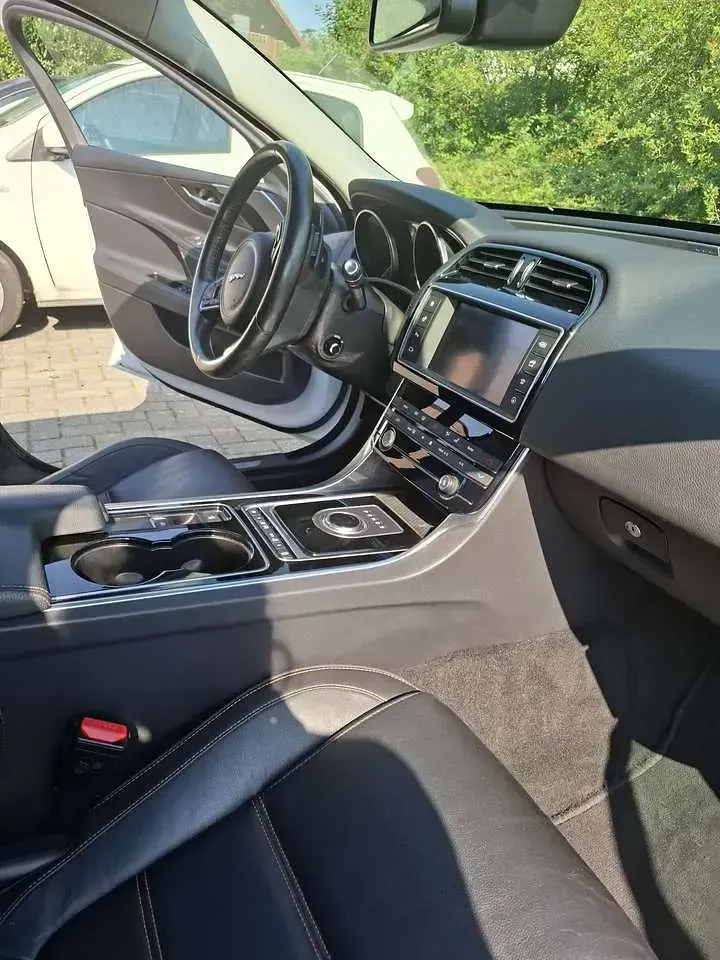 Gebraucht Jaguar XE Prestige 179 PS (131 kW) 2016 Weiß Limousine