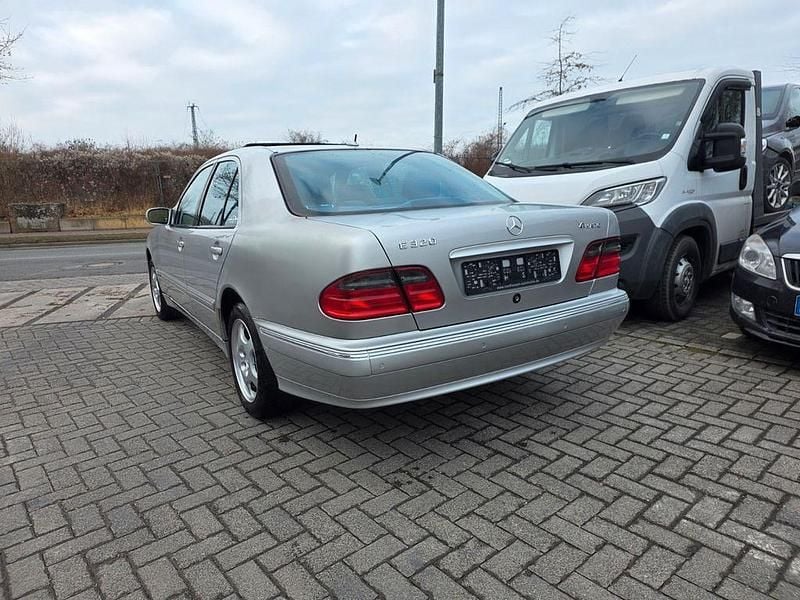 Gebraucht Mercedes E320 Avantgarde 224 PS (164 kW) 2002 Silber Limousine