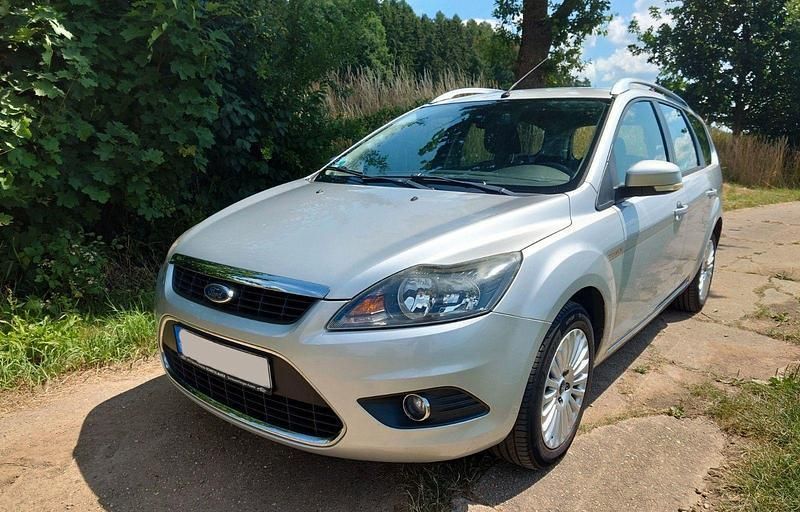 Silber Gebraucht 2011 Ford Focus Titanium Kombi | 3.299 € - Bild 1/4