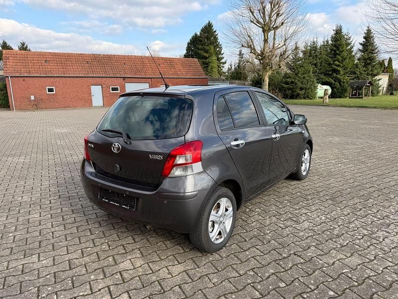 Gebraucht Toyota Yaris Edition 99 PS (72 kW) 2011 Grau Kleinwagen