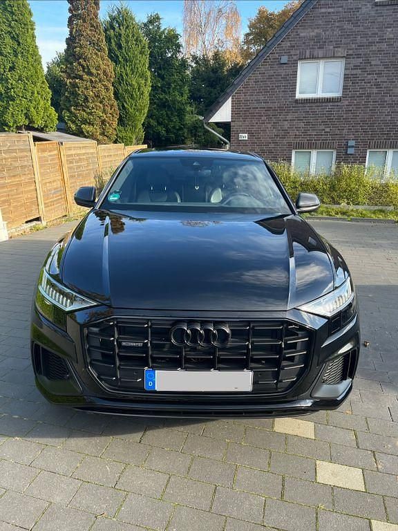 Schwarz Gebraucht 2022 Audi Q8 Ambiente SUV | 67.000 € (Etwas zu teuer) - Bild 1/4